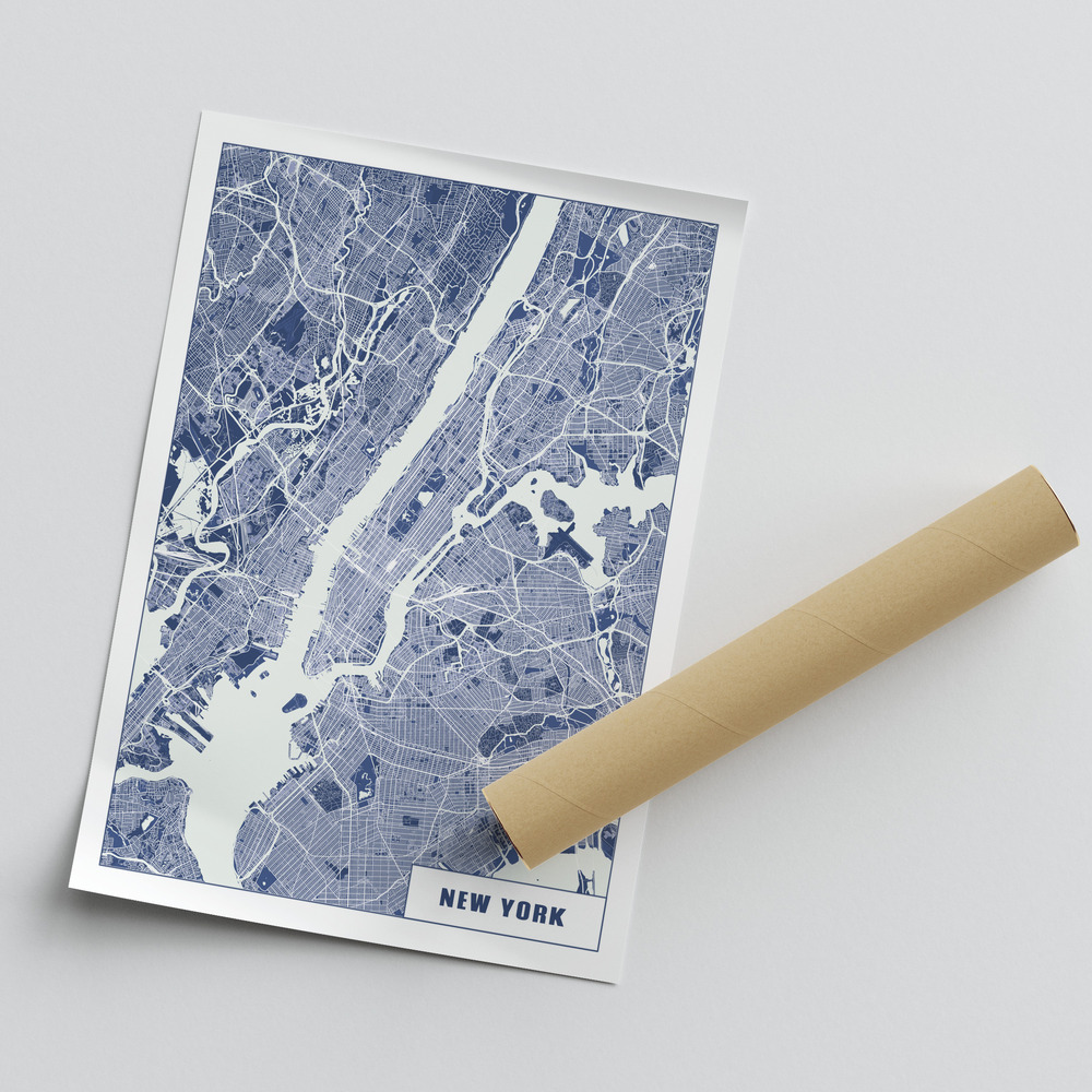 Póster sin marco del plano de Nueva York en azul y blanco, colocado en diagonal junto a un tubo de envío
