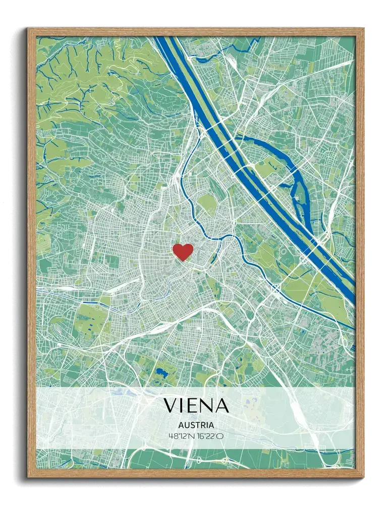 Póster de mapa urbano en verde y azul con corazón rojo y coordenadas sobre una franja clara, en marco de madera natural