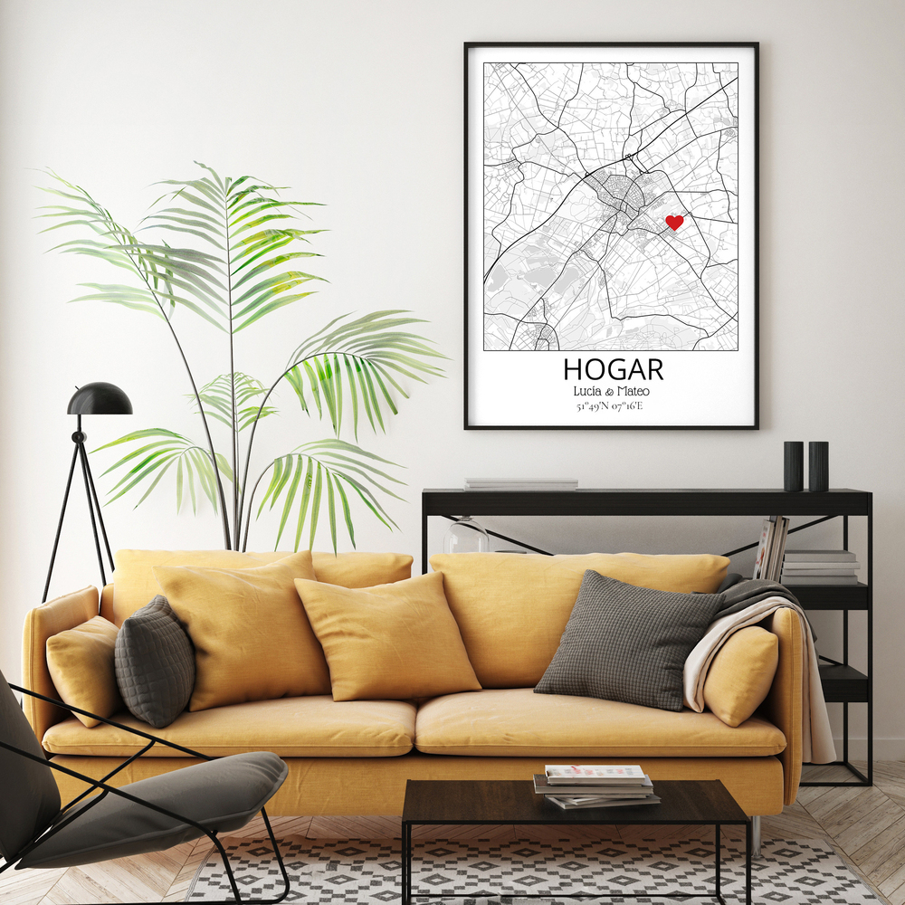 Póster de mapa personalizado con corazón rojo y marco negro en un salón con sofá amarillo