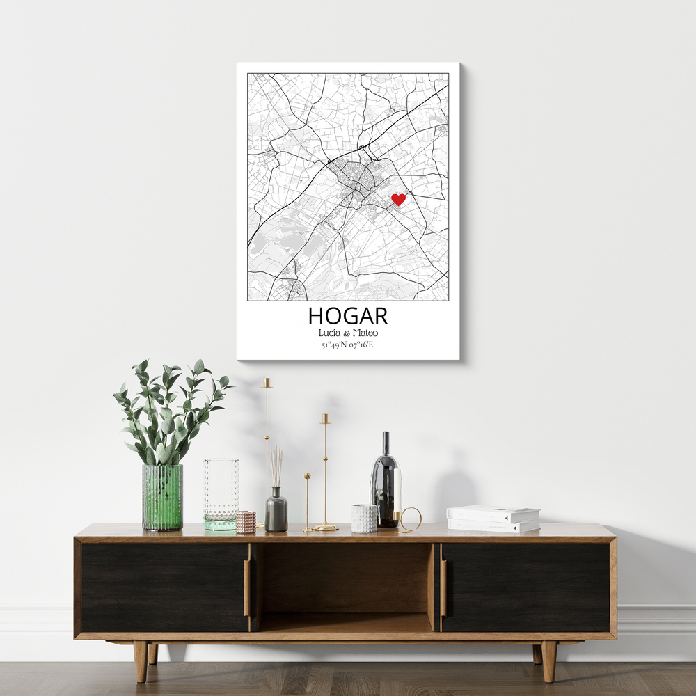 Póster de mapa en blanco y negro con el hogar marcado con un corazón rojo, sobre un aparador