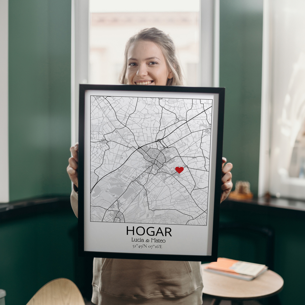 Mapa personalizado con corazón rojo y marco negro en un interior, un regalo de nuevo hogar para parejas