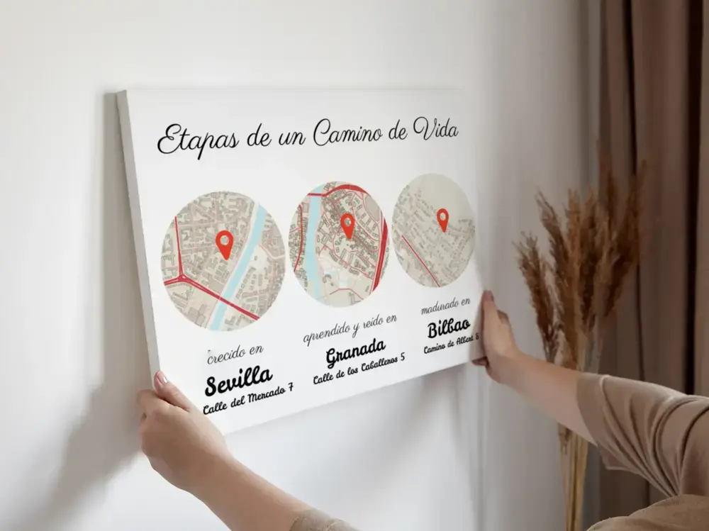 Cuadro horizontal con tres mapas circulares y lugares personalizados, en una pared blanca junto a flores secas