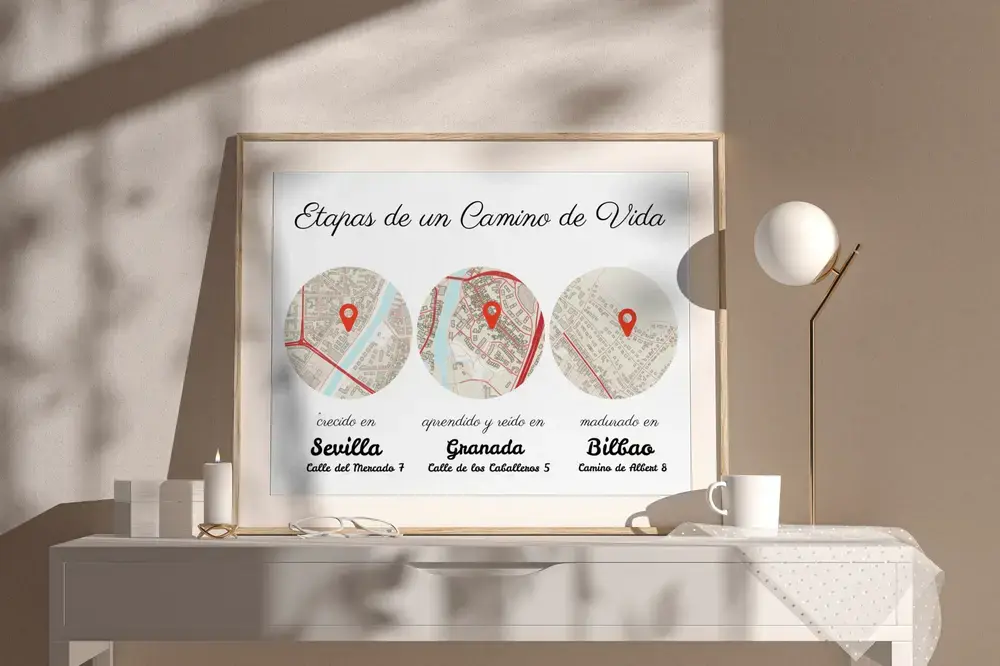 Lámina personalizada con tres mapas circulares y marcadores rojos, enmarcada sobre un aparador blanco