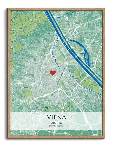 Póster de mapa urbano en verde y azul con corazón rojo y coordenadas sobre una franja clara, en marco de madera natural